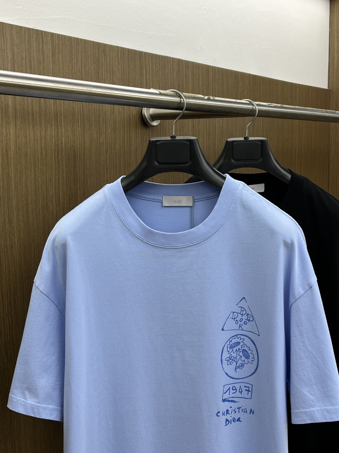 早春 CD 🔥🔥春夏新款简约字母印花短袖 双纱纯棉面料 多元化搭配 是眼下时尚前沿的创新趋势 复古与现代