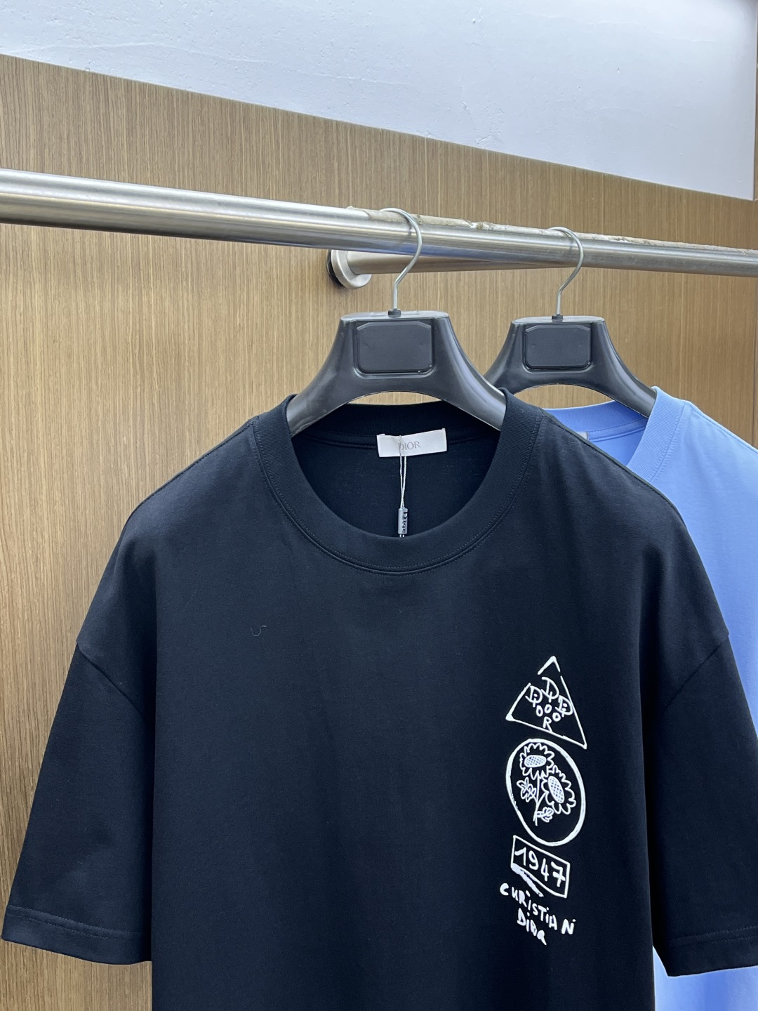 早春 CD 🔥🔥春夏新款简约字母印花短袖 双纱纯棉面料 多元化搭配 是眼下时尚前沿的创新趋势 复古与现代