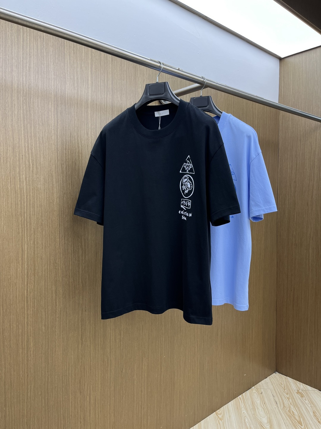 早春 CD 🔥🔥春夏新款简约字母印花短袖 双纱纯棉面料 多元化搭配 是眼下时尚前沿的创新趋势 复古与现代