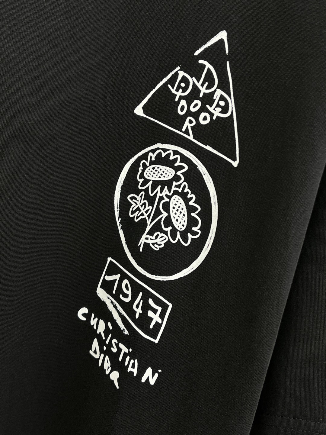 早春 CD 🔥🔥春夏新款简约字母印花短袖 双纱纯棉面料 多元化搭配 是眼下时尚前沿的创新趋势 复古与现代