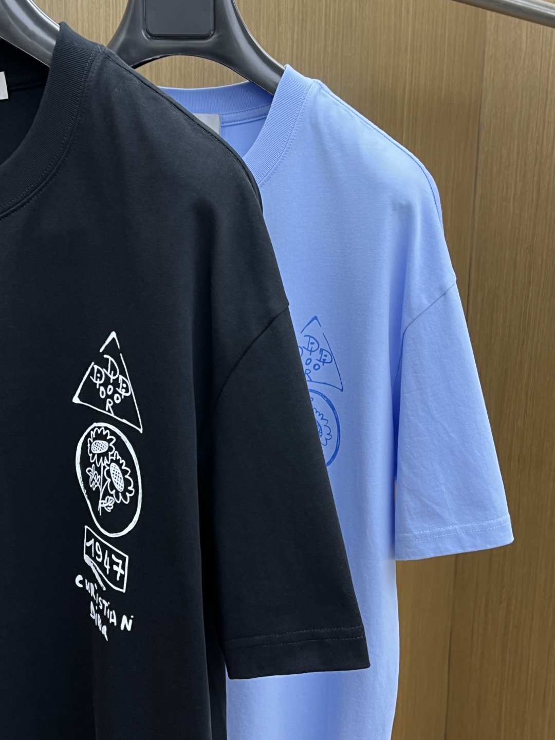 早春 CD 🔥🔥春夏新款简约字母印花短袖 双纱纯棉面料 多元化搭配 是眼下时尚前沿的创新趋势 复古与现代