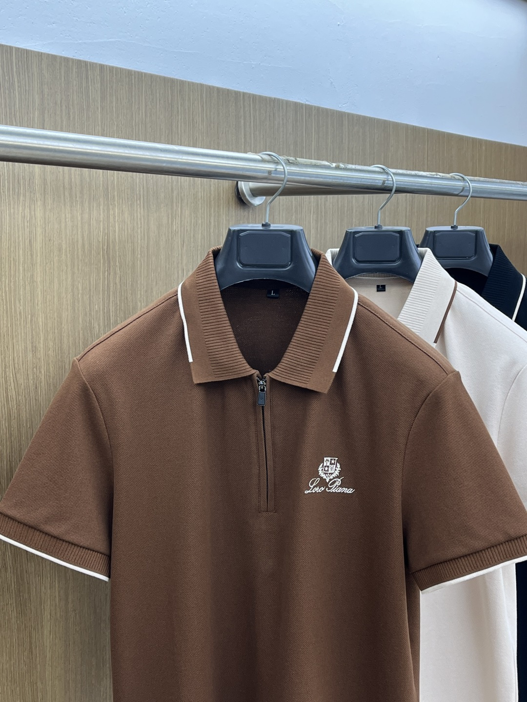 早春 Loro Piana 🔥🔥早春新款男士标识短袖Polo衫，延续经典商务休闲翻领POLO恤.该款Po