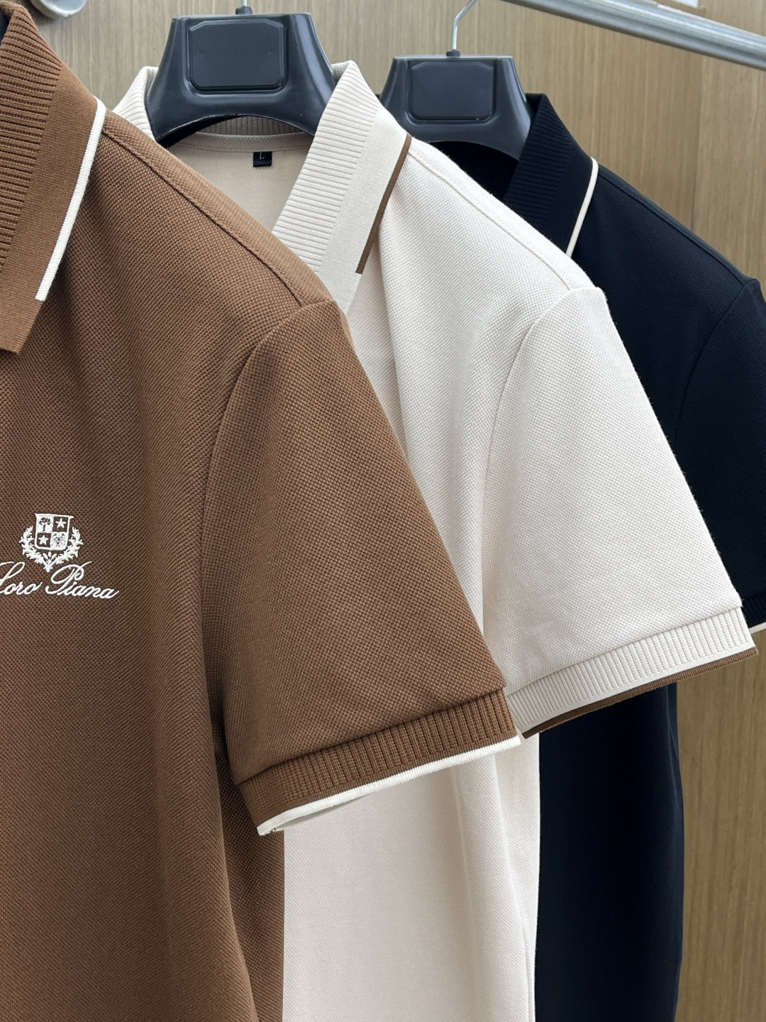 早春 Loro Piana 🔥🔥早春新款男士标识短袖Polo衫，延续经典商务休闲翻领POLO恤.该款Po