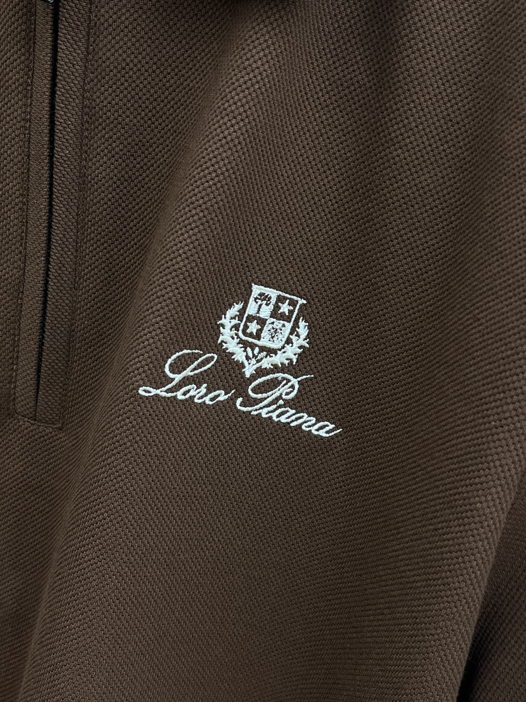 早春 Loro Piana 🔥🔥早春新款男士标识短袖Polo衫，延续经典商务休闲翻领POLO恤.该款Po