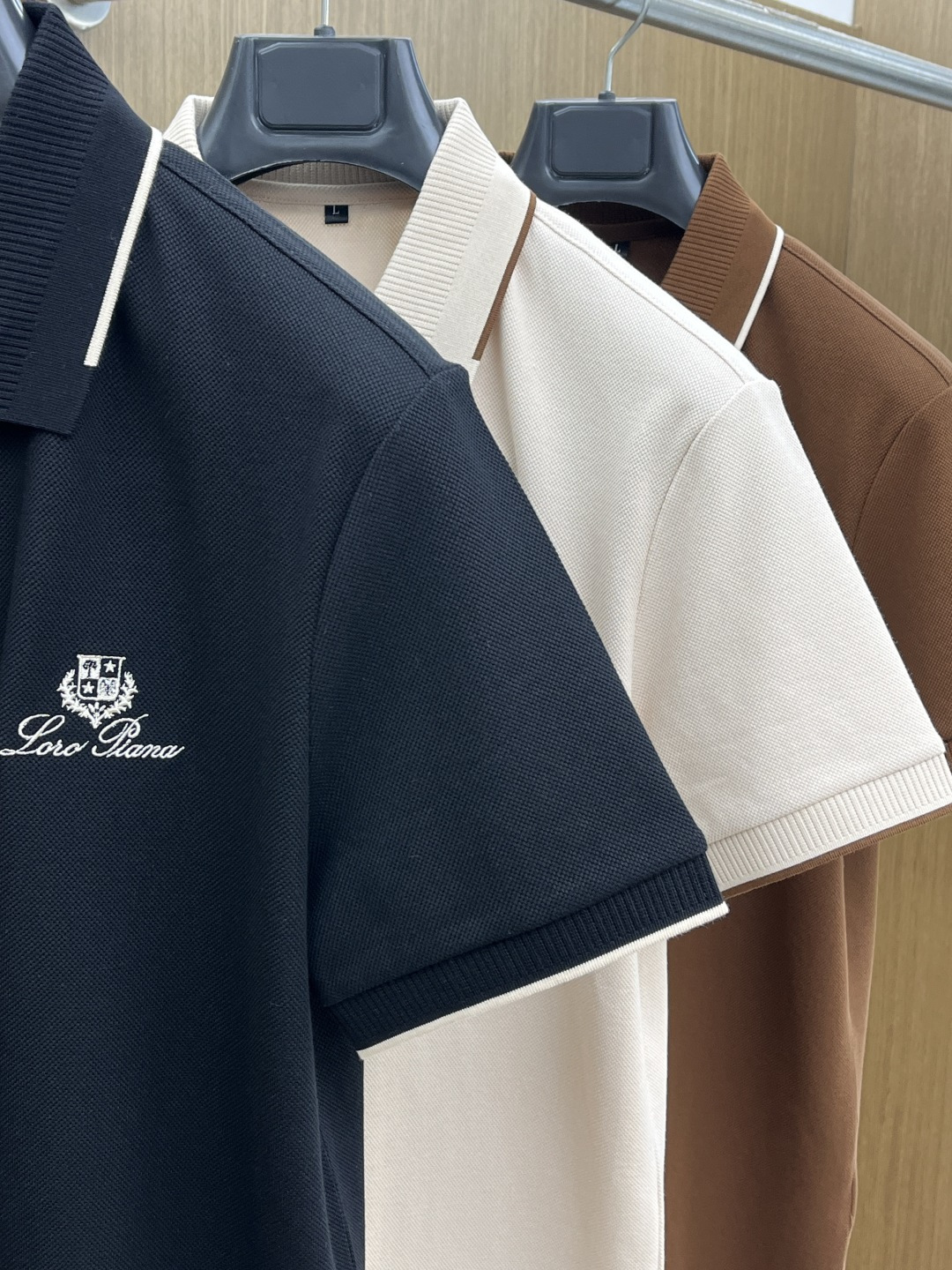 早春 Loro Piana 🔥🔥早春新款男士标识短袖Polo衫，延续经典商务休闲翻领POLO恤.该款Po