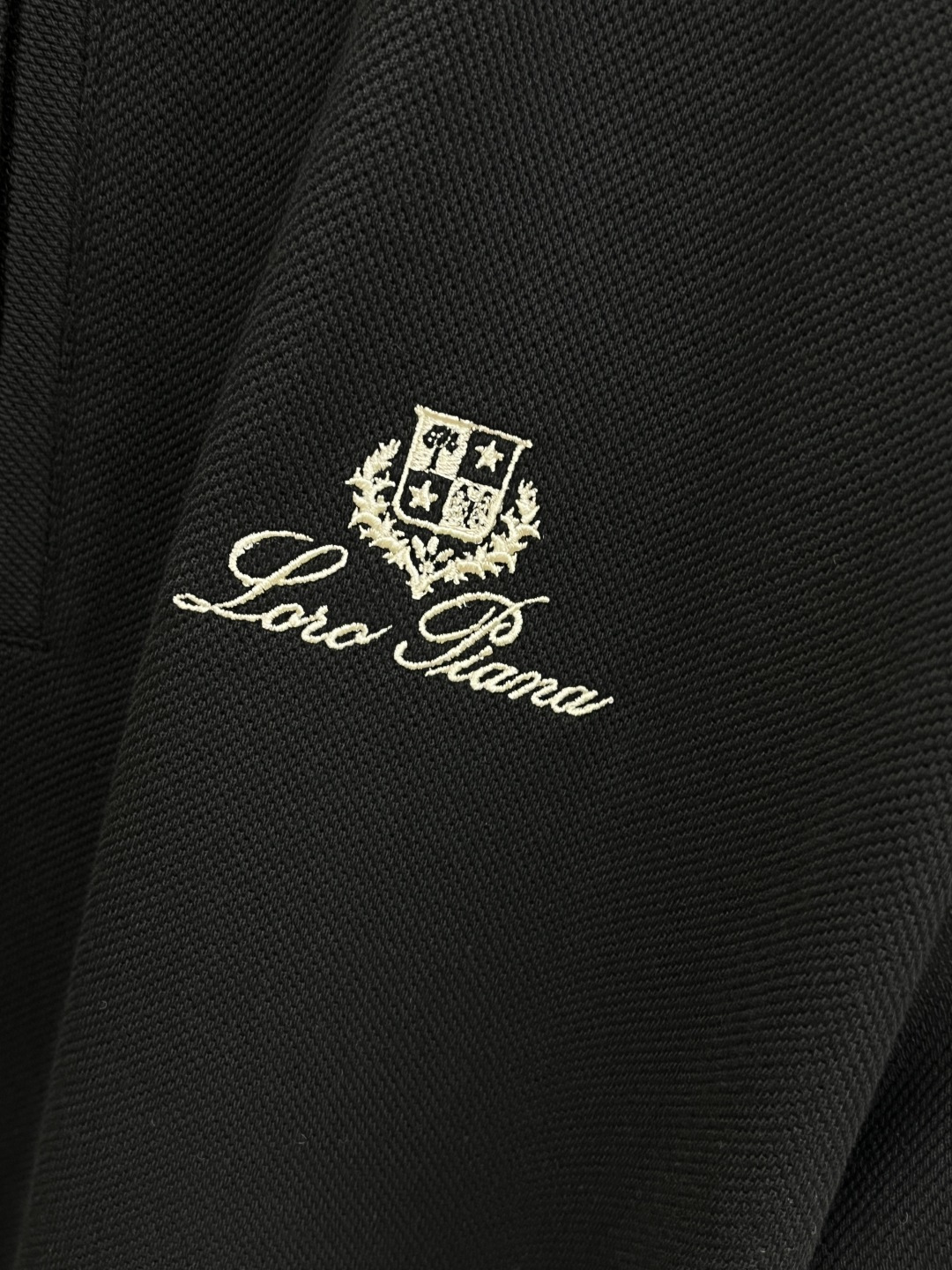 早春 Loro Piana 🔥🔥早春新款男士标识短袖Polo衫，延续经典商务休闲翻领POLO恤.该款Po