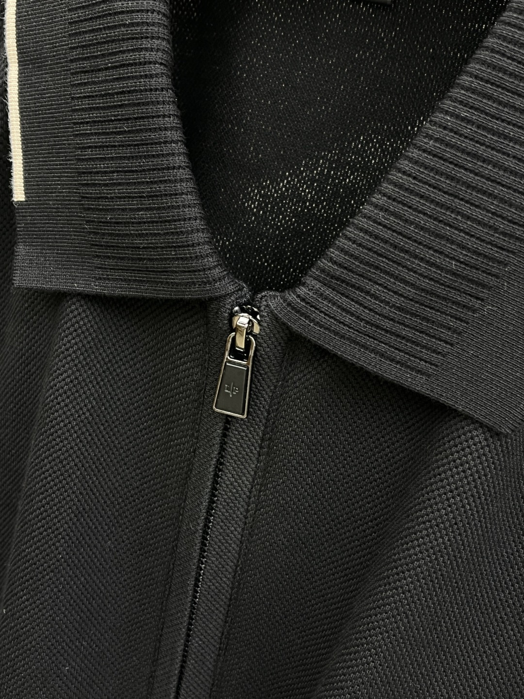 早春 Loro Piana 🔥🔥早春新款男士标识短袖Polo衫，延续经典商务休闲翻领POLO恤.该款Po