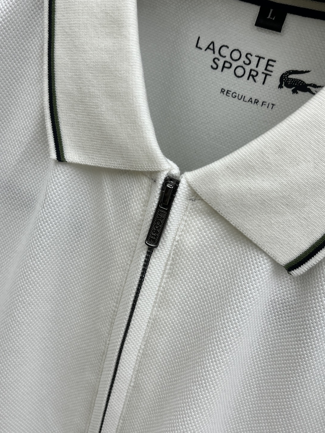 早春 Laco 🔥🔥早春新款男士标识短袖Polo衫，延续经典商务休闲翻领POLO恤.该款Polo衫采用丝