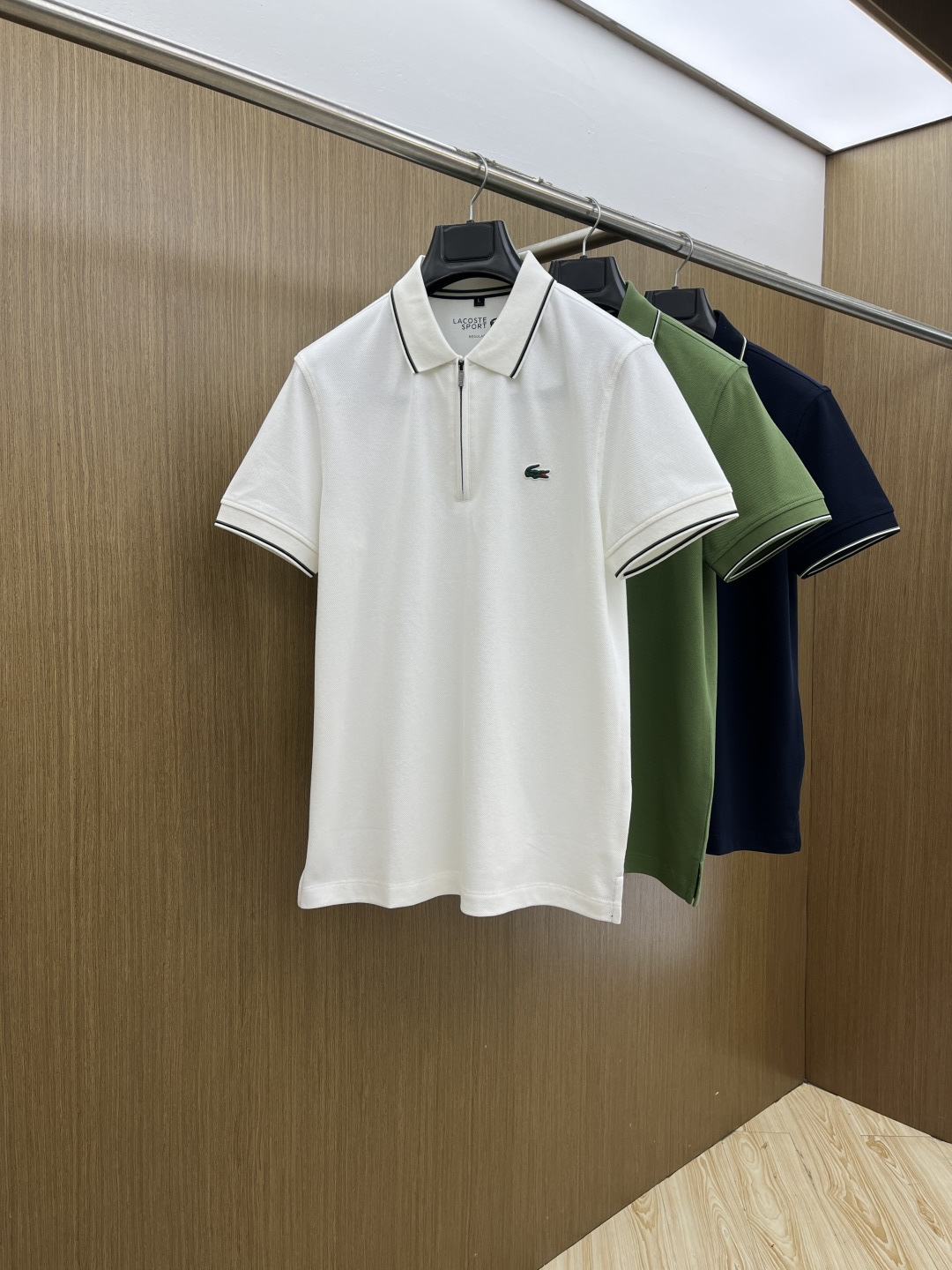 早春 Laco 🔥🔥早春新款男士标识短袖Polo衫，延续经典商务休闲翻领POLO恤.该款Polo衫采用丝