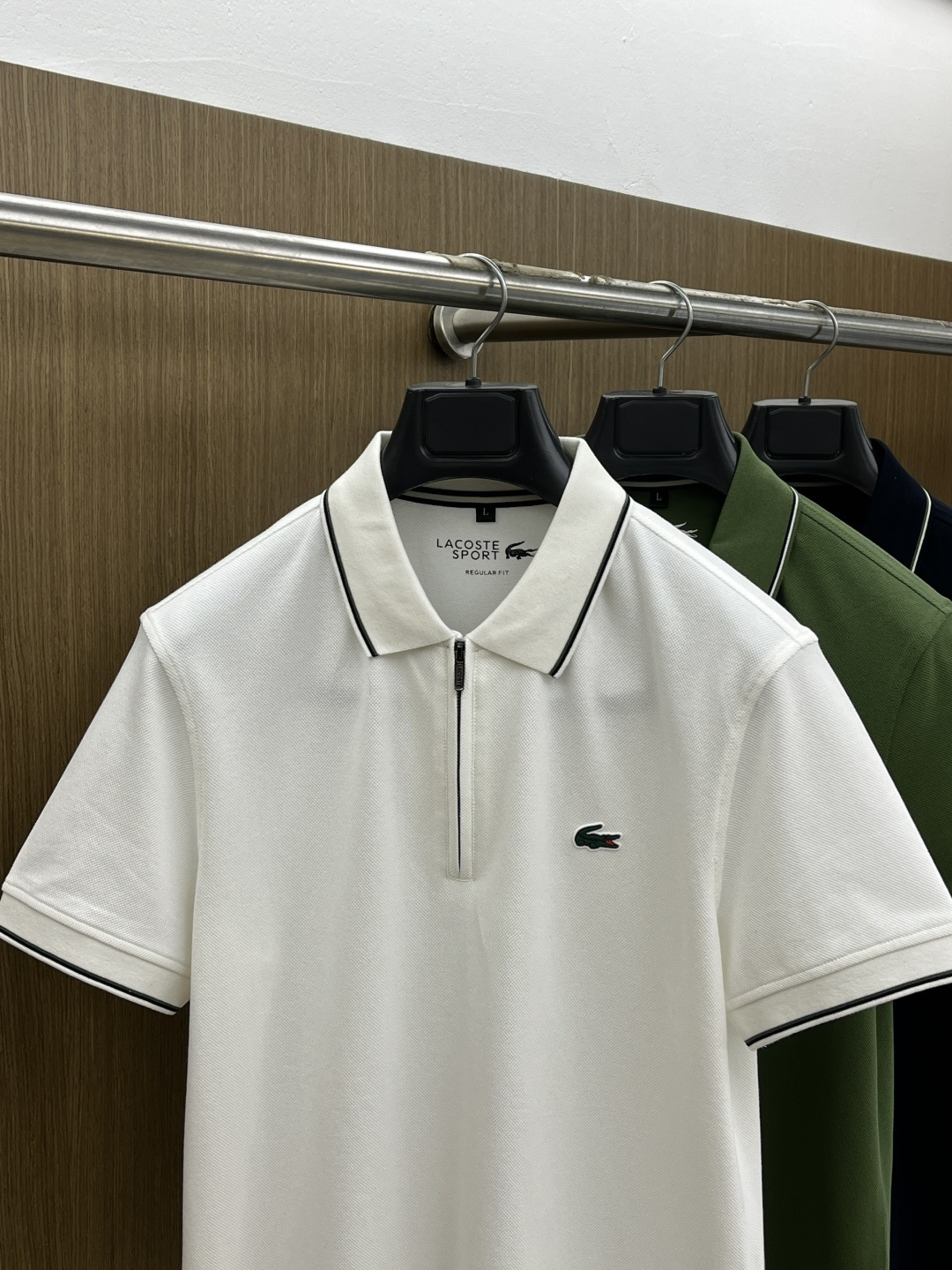 早春 Laco 🔥🔥早春新款男士标识短袖Polo衫，延续经典商务休闲翻领POLO恤.该款Polo衫采用丝