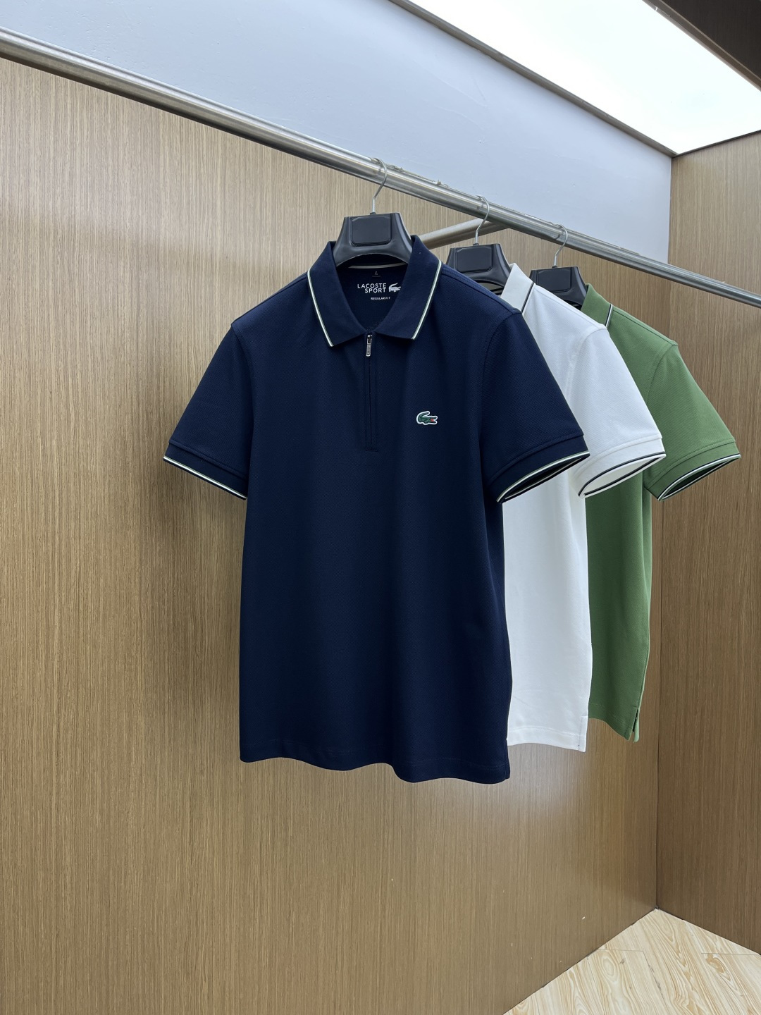 早春 Laco 🔥🔥早春新款男士标识短袖Polo衫，延续经典商务休闲翻领POLO恤.该款Polo衫采用丝