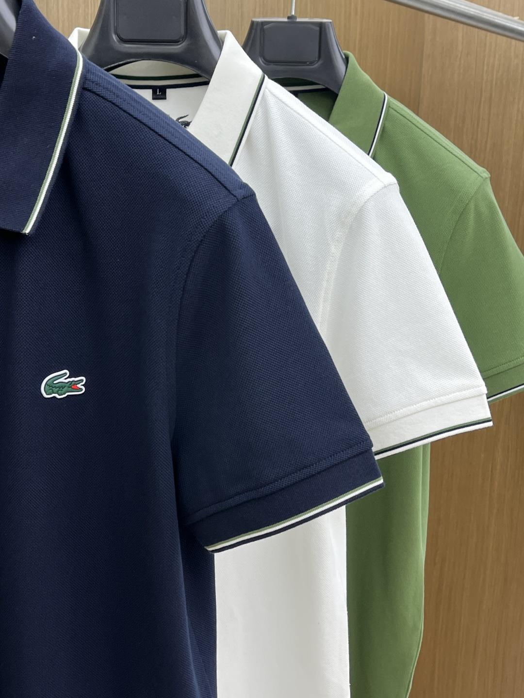 早春 Laco 🔥🔥早春新款男士标识短袖Polo衫，延续经典商务休闲翻领POLO恤.该款Polo衫采用丝
