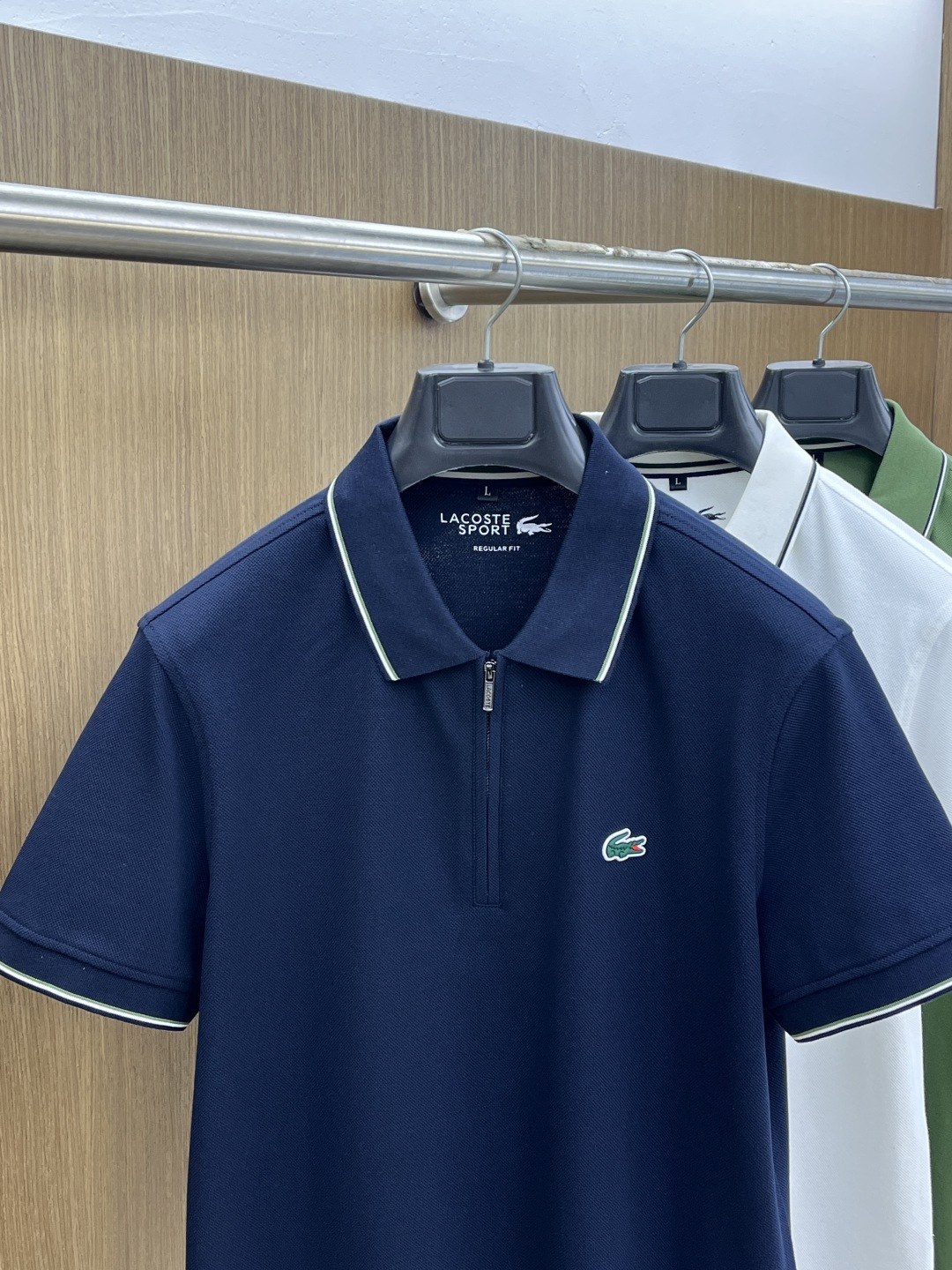 早春 Laco 🔥🔥早春新款男士标识短袖Polo衫，延续经典商务休闲翻领POLO恤.该款Polo衫采用丝