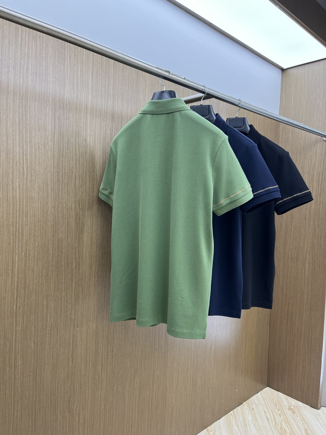 早春 BBR 🔥🔥早春新款男士标识短袖Polo衫，延续经典商务休闲翻领POLO恤.该款Polo衫采用丝光