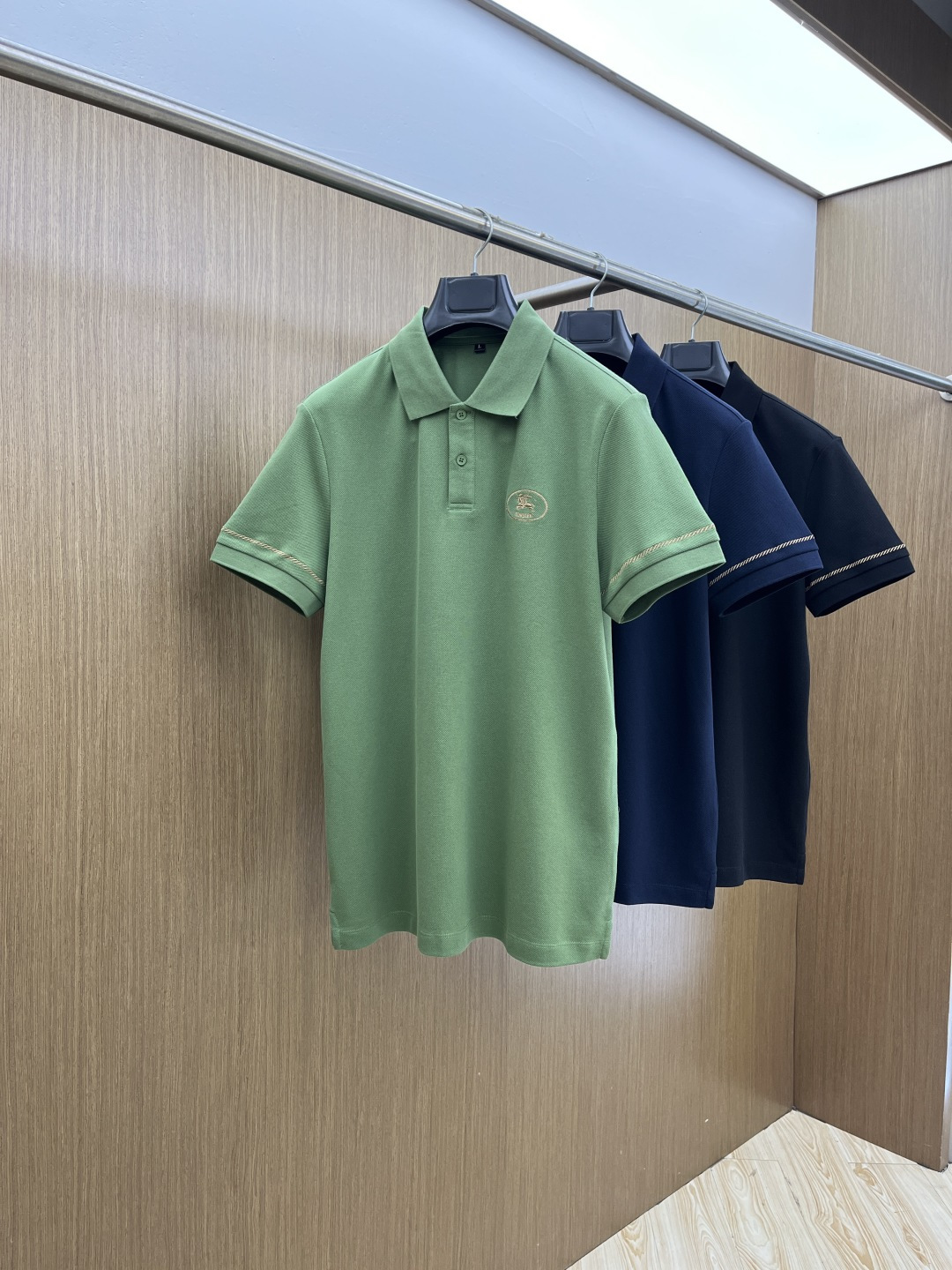 早春 BBR 🔥🔥早春新款男士标识短袖Polo衫，延续经典商务休闲翻领POLO恤.该款Polo衫采用丝光