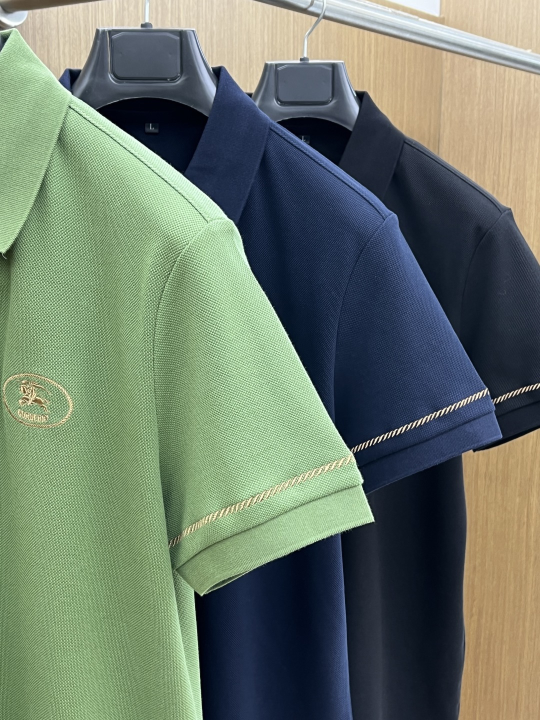 早春 BBR 🔥🔥早春新款男士标识短袖Polo衫，延续经典商务休闲翻领POLO恤.该款Polo衫采用丝光