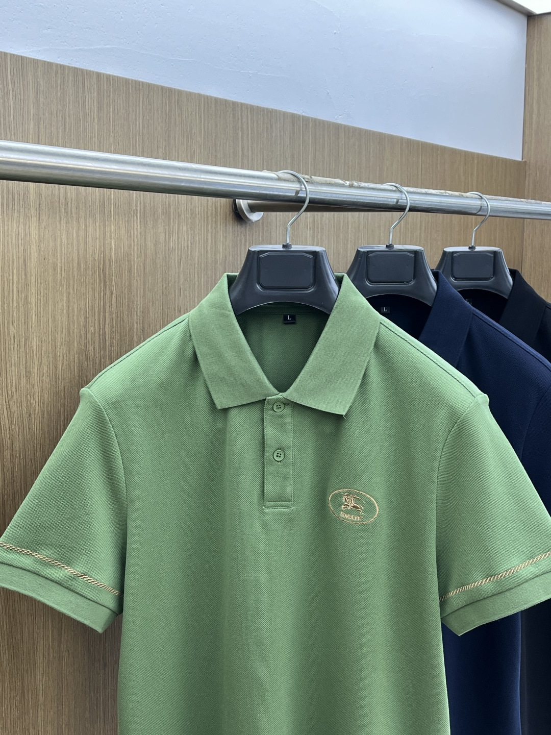 早春 BBR 🔥🔥早春新款男士标识短袖Polo衫，延续经典商务休闲翻领POLO恤.该款Polo衫采用丝光