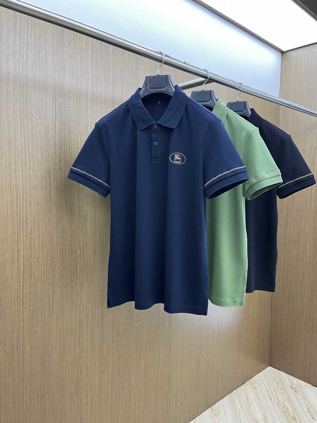 早春 BBR 🔥🔥早春新款男士标识短袖Polo衫，延续经典商务休闲翻领POLO恤.该款Polo衫采用丝光