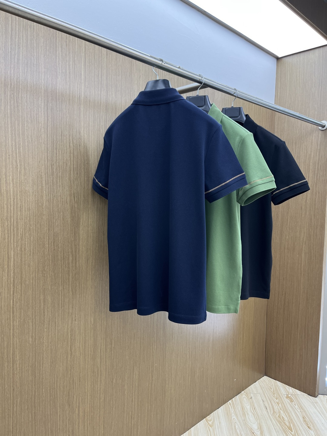 早春 BBR 🔥🔥早春新款男士标识短袖Polo衫，延续经典商务休闲翻领POLO恤.该款Polo衫采用丝光