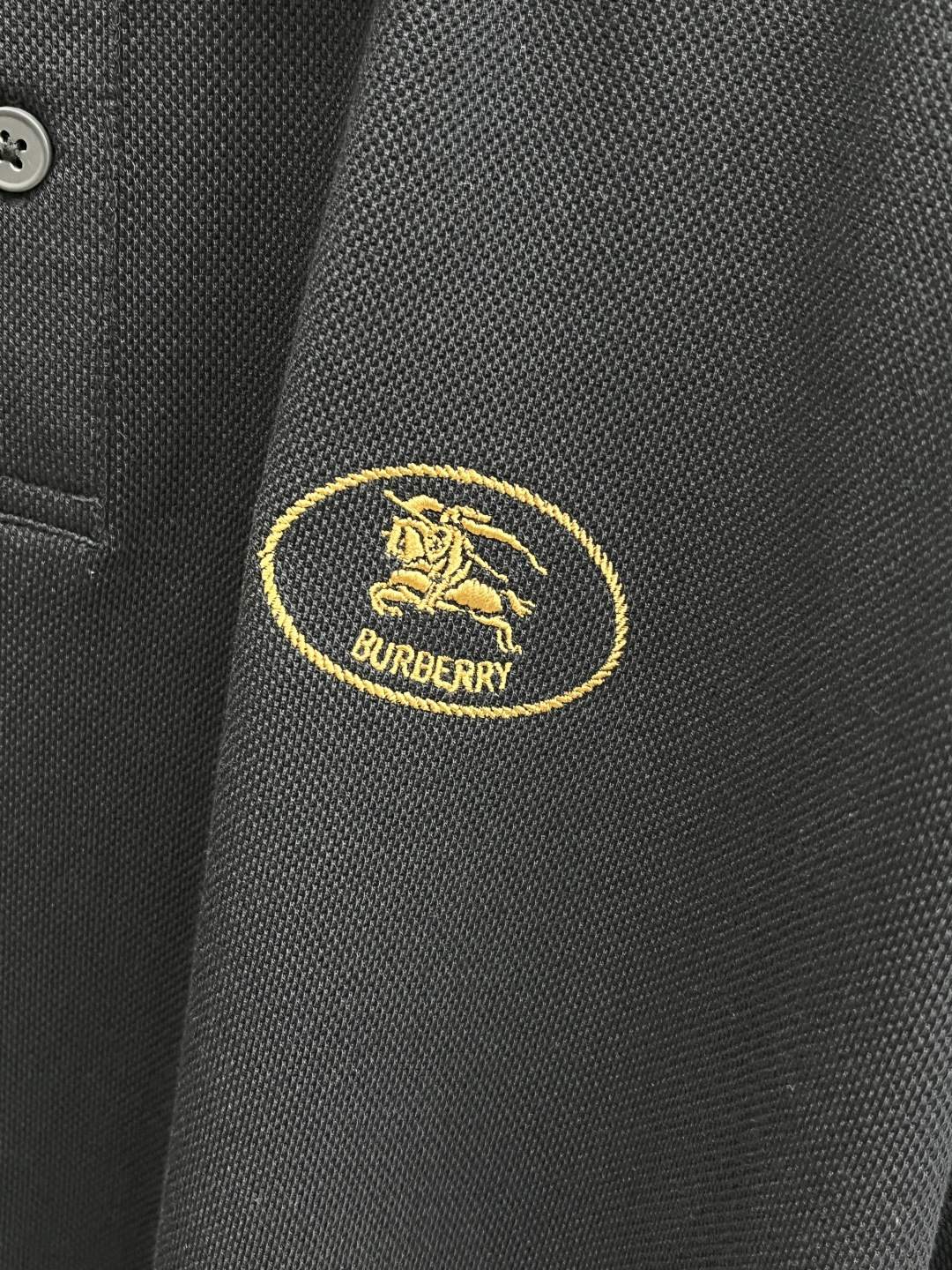 早春 BBR 🔥🔥早春新款男士标识短袖Polo衫，延续经典商务休闲翻领POLO恤.该款Polo衫采用丝光