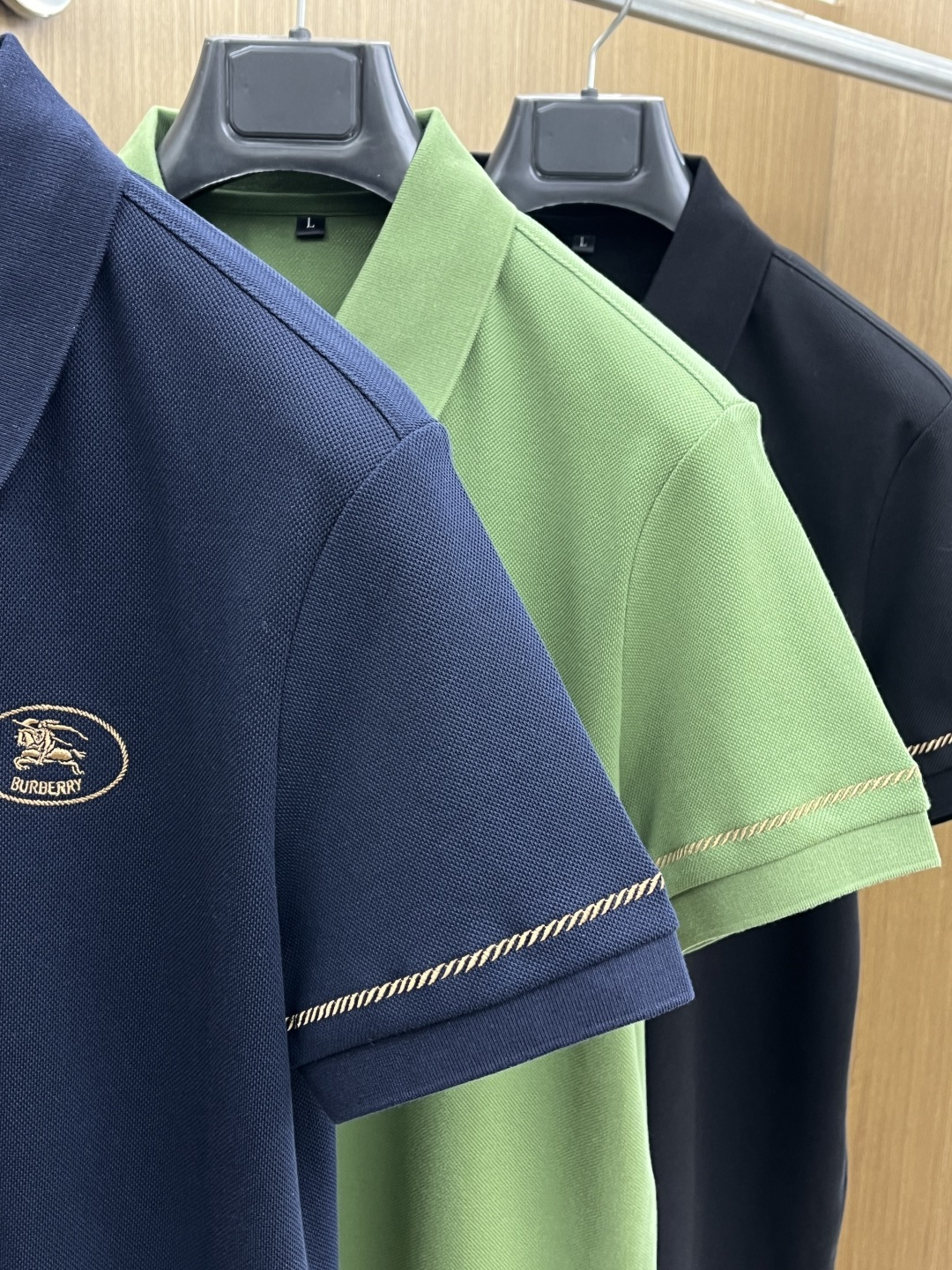 早春 BBR 🔥🔥早春新款男士标识短袖Polo衫，延续经典商务休闲翻领POLO恤.该款Polo衫采用丝光