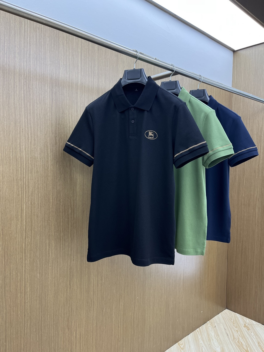 早春 BBR 🔥🔥早春新款男士标识短袖Polo衫，延续经典商务休闲翻领POLO恤.该款Polo衫采用丝光