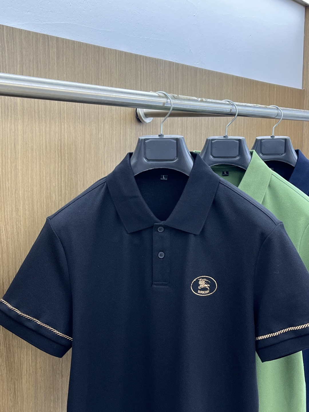 早春 BBR 🔥🔥早春新款男士标识短袖Polo衫，延续经典商务休闲翻领POLO恤.该款Polo衫采用丝光