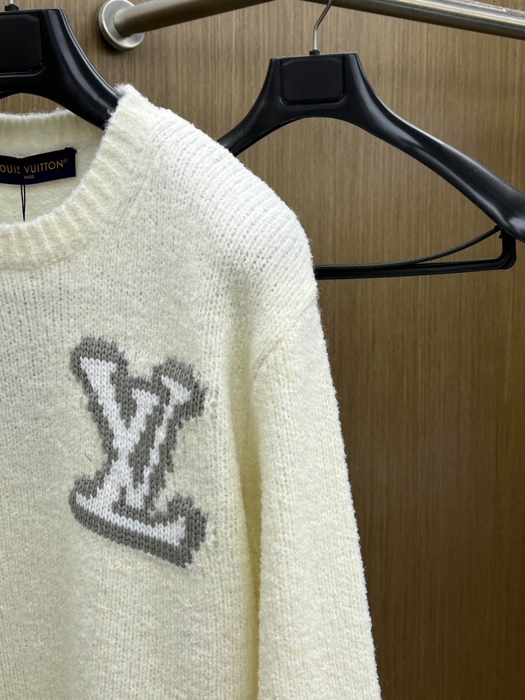 Louis Vitton 经典LV立体提花logo，视觉冲击感拉满，奢牌辨识度一眼即知面料质感：软糯雪尼