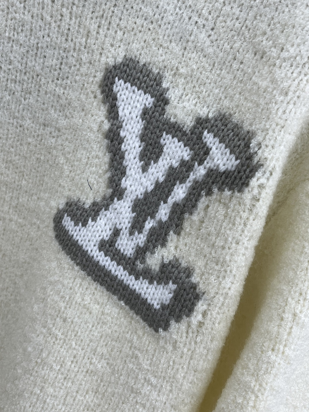 Louis Vitton 经典LV立体提花logo，视觉冲击感拉满，奢牌辨识度一眼即知面料质感：软糯雪尼