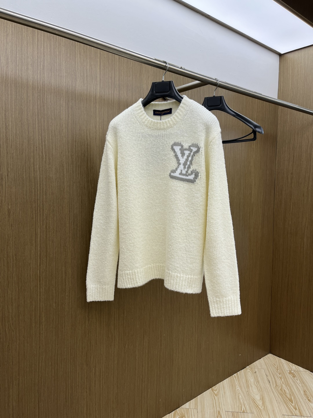 Louis Vitton 经典LV立体提花logo，视觉冲击感拉满，奢牌辨识度一眼即知面料质感：软糯雪尼