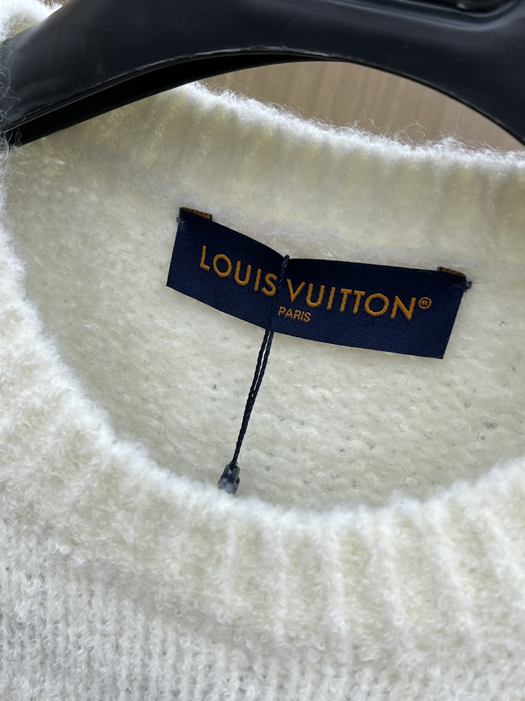 Louis Vitton 经典LV立体提花logo，视觉冲击感拉满，奢牌辨识度一眼即知面料质感：软糯雪尼