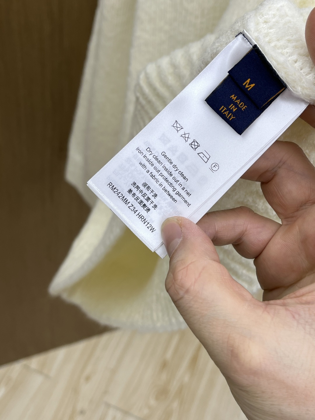 Louis Vitton 经典LV立体提花logo，视觉冲击感拉满，奢牌辨识度一眼即知面料质感：软糯雪尼