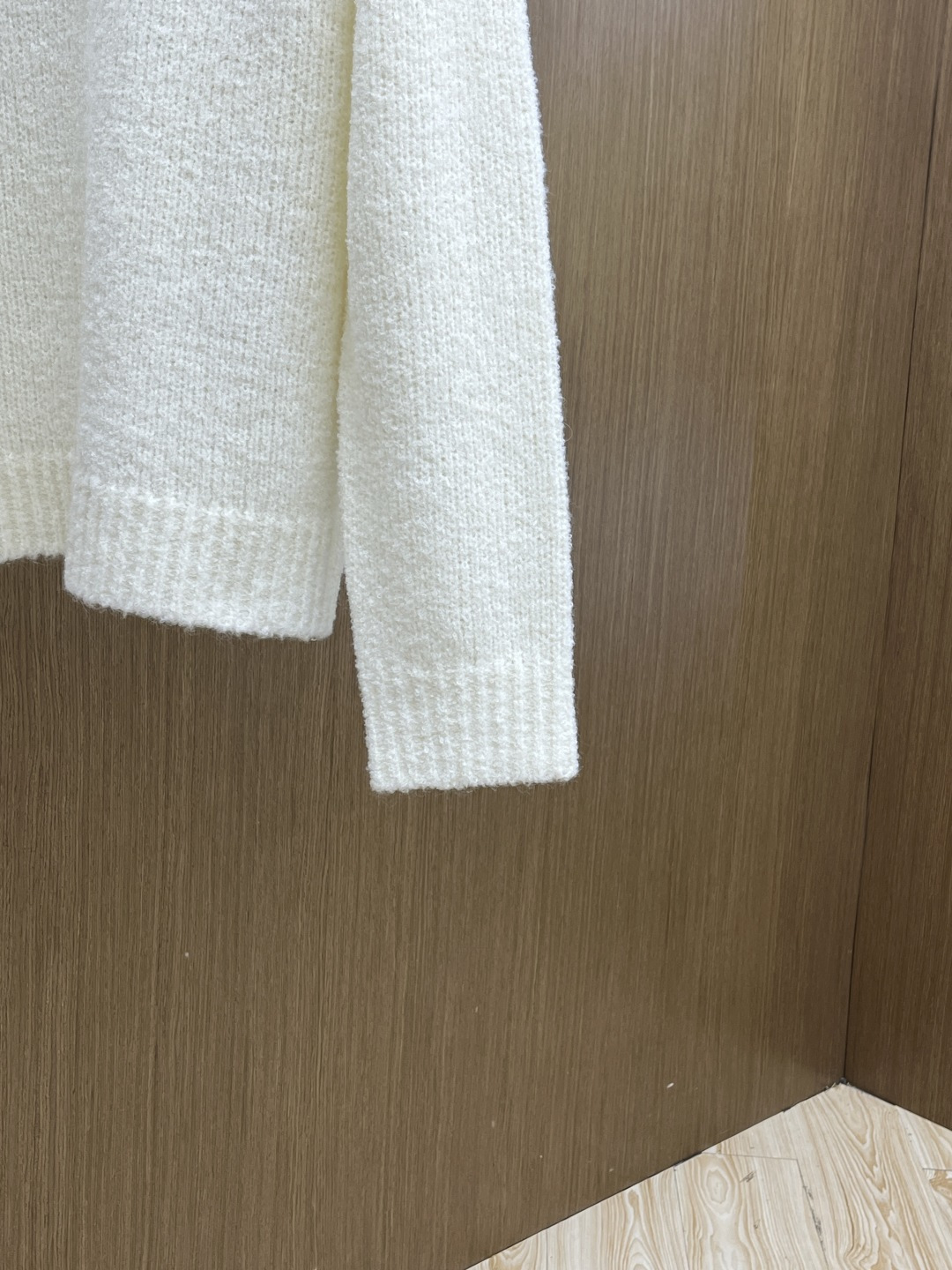 Louis Vitton 经典LV立体提花logo，视觉冲击感拉满，奢牌辨识度一眼即知面料质感：软糯雪尼