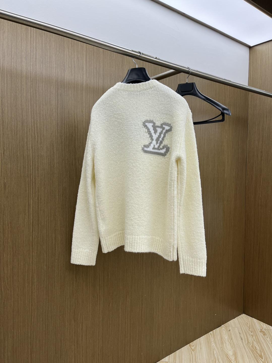 Louis Vitton 经典LV立体提花logo，视觉冲击感拉满，奢牌辨识度一眼即知面料质感：软糯雪尼