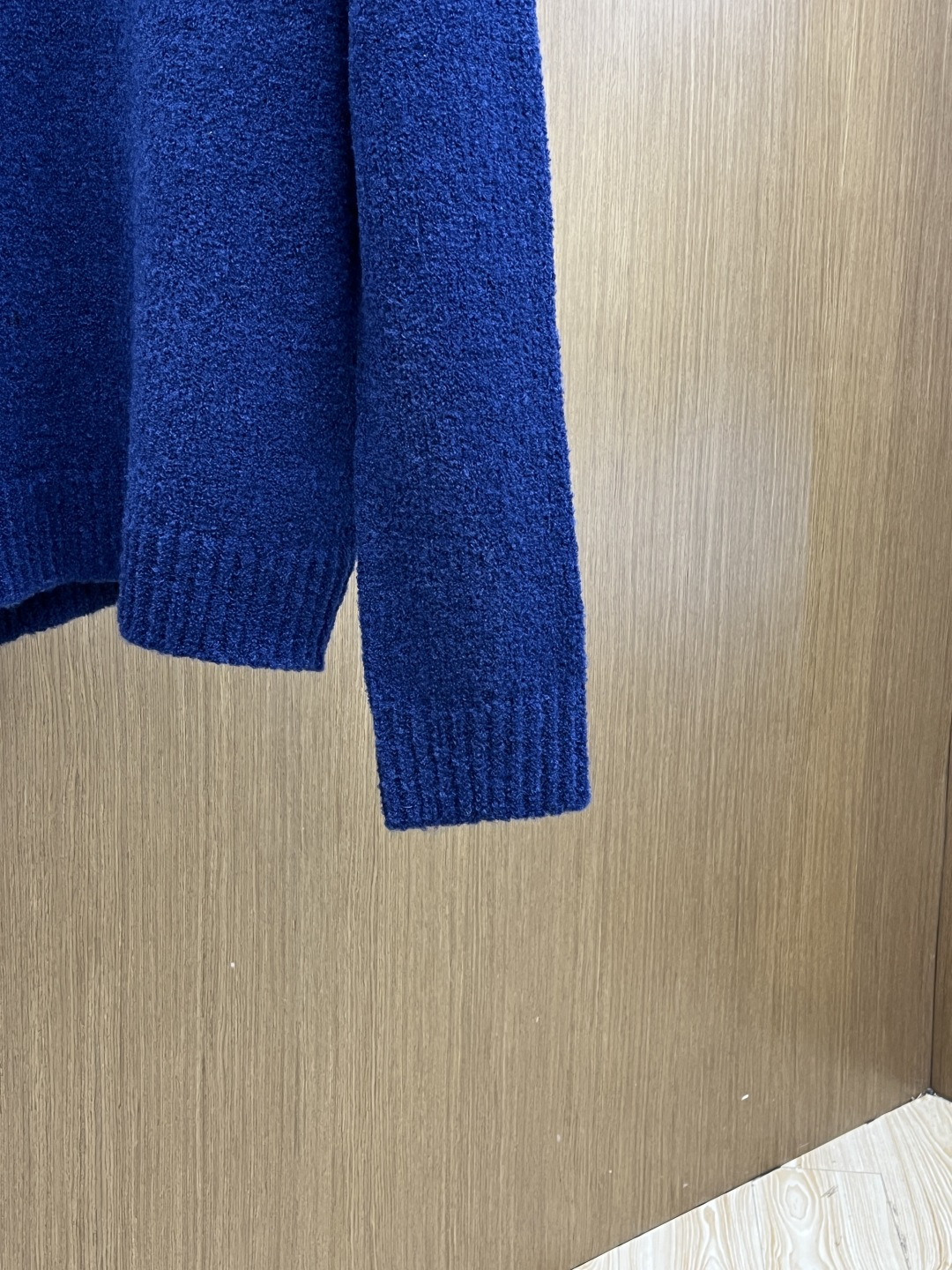 Louis Vitton 经典LV立体提花logo，视觉冲击感拉满，奢牌辨识度一眼即知面料质感：软糯雪尼