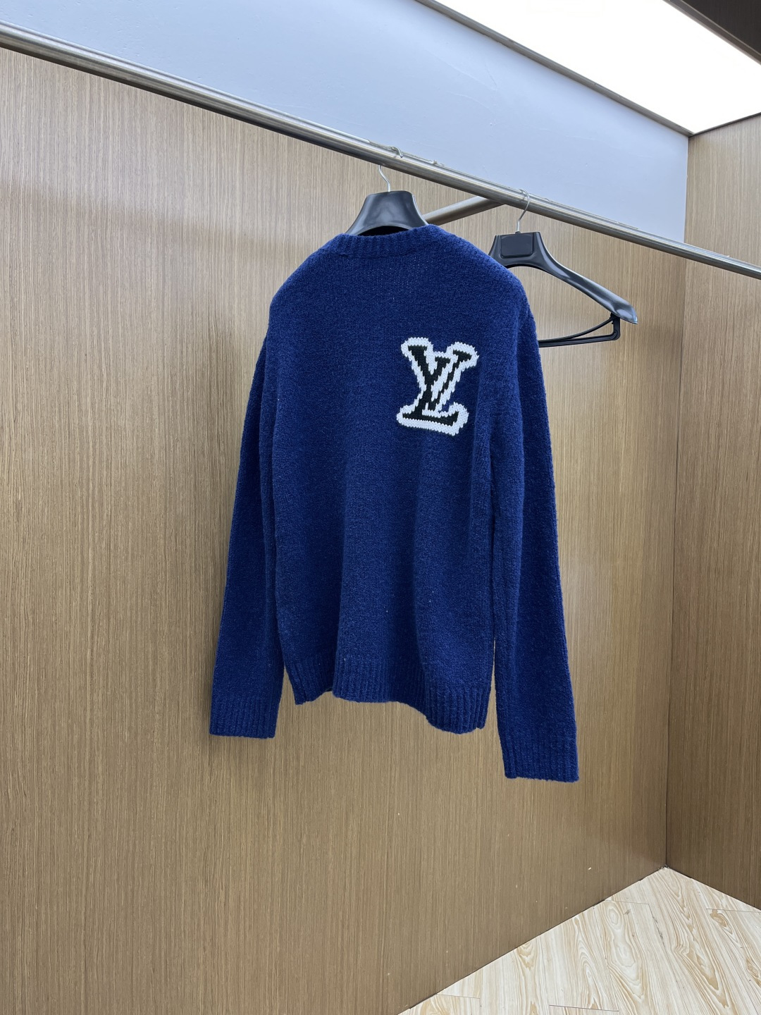 Louis Vitton 经典LV立体提花logo，视觉冲击感拉满，奢牌辨识度一眼即知面料质感：软糯雪尼