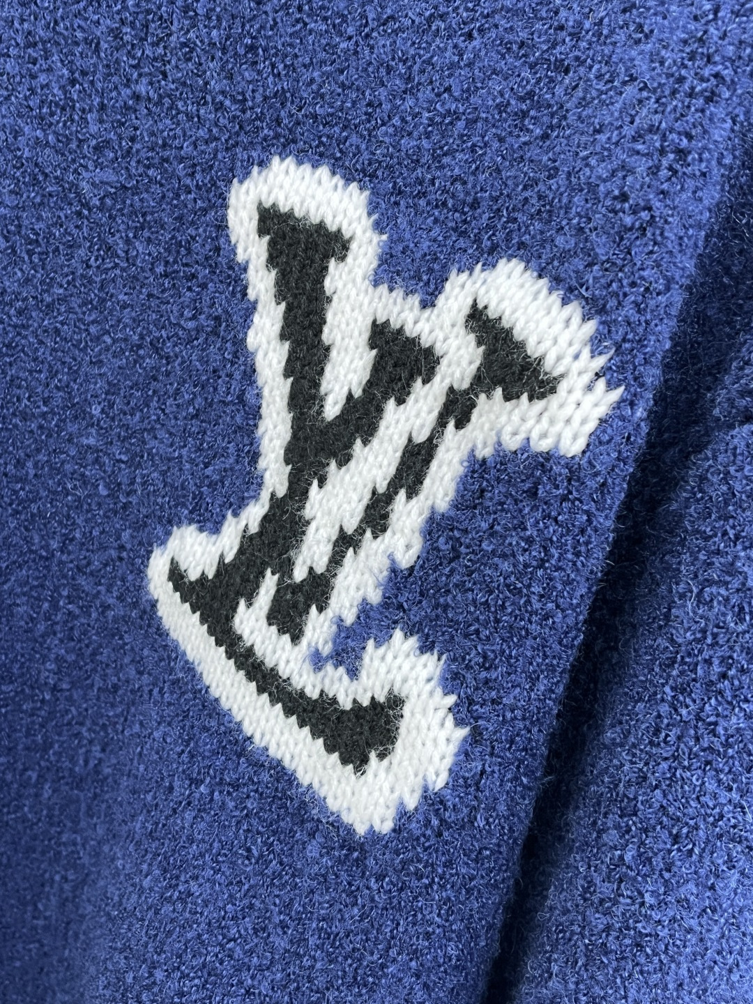 Louis Vitton 经典LV立体提花logo，视觉冲击感拉满，奢牌辨识度一眼即知面料质感：软糯雪尼