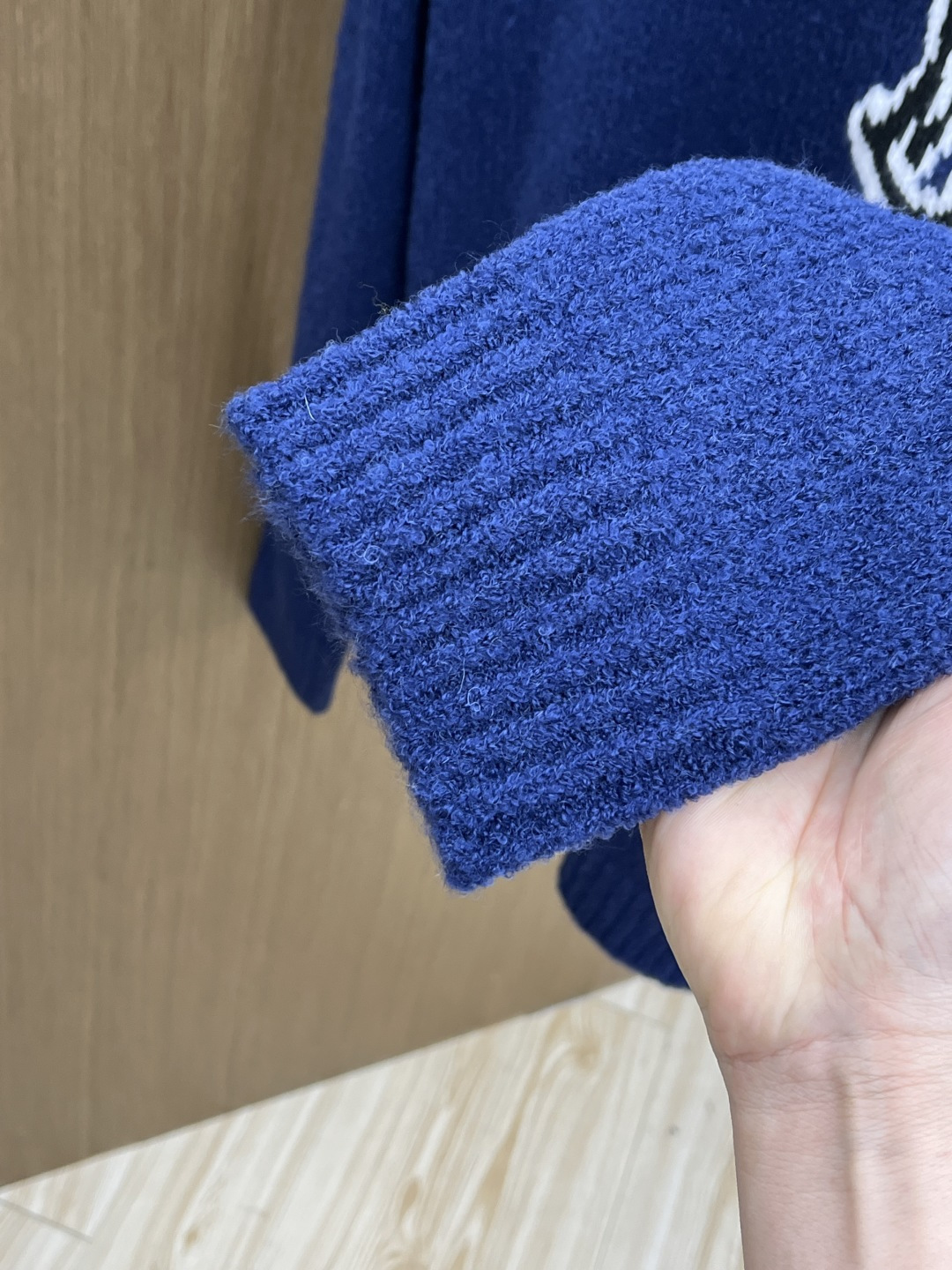 Louis Vitton 经典LV立体提花logo，视觉冲击感拉满，奢牌辨识度一眼即知面料质感：软糯雪尼