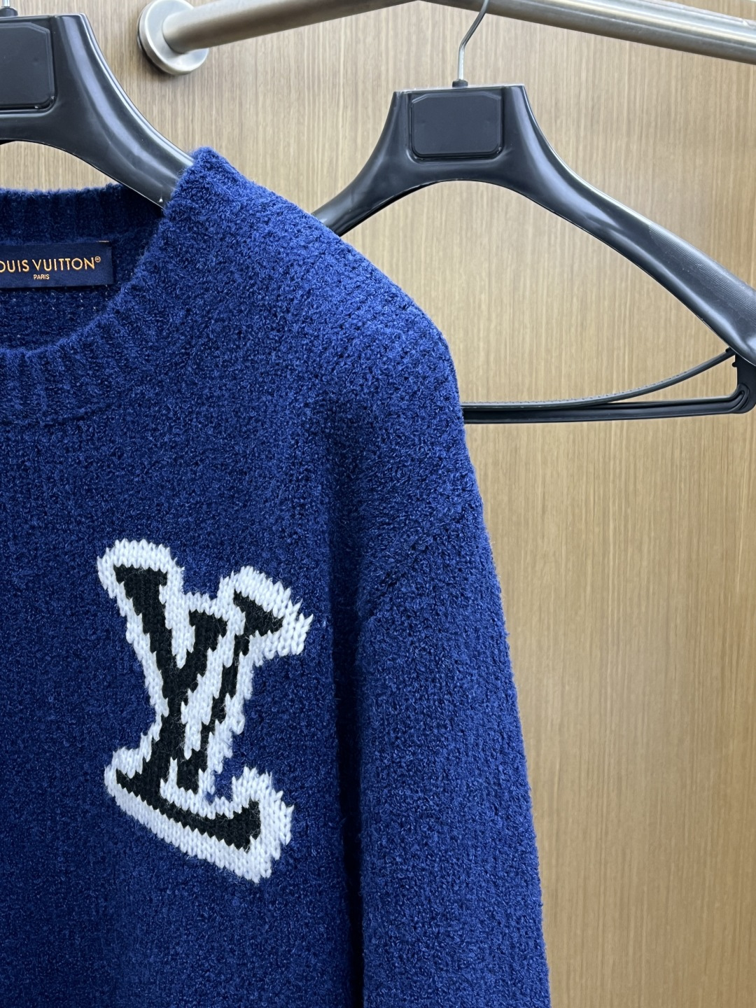 Louis Vitton 经典LV立体提花logo，视觉冲击感拉满，奢牌辨识度一眼即知面料质感：软糯雪尼