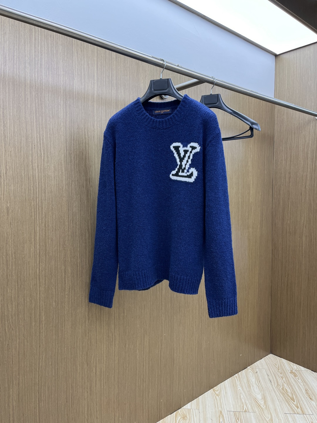 Louis Vitton 经典LV立体提花logo，视觉冲击感拉满，奢牌辨识度一眼即知面料质感：软糯雪尼