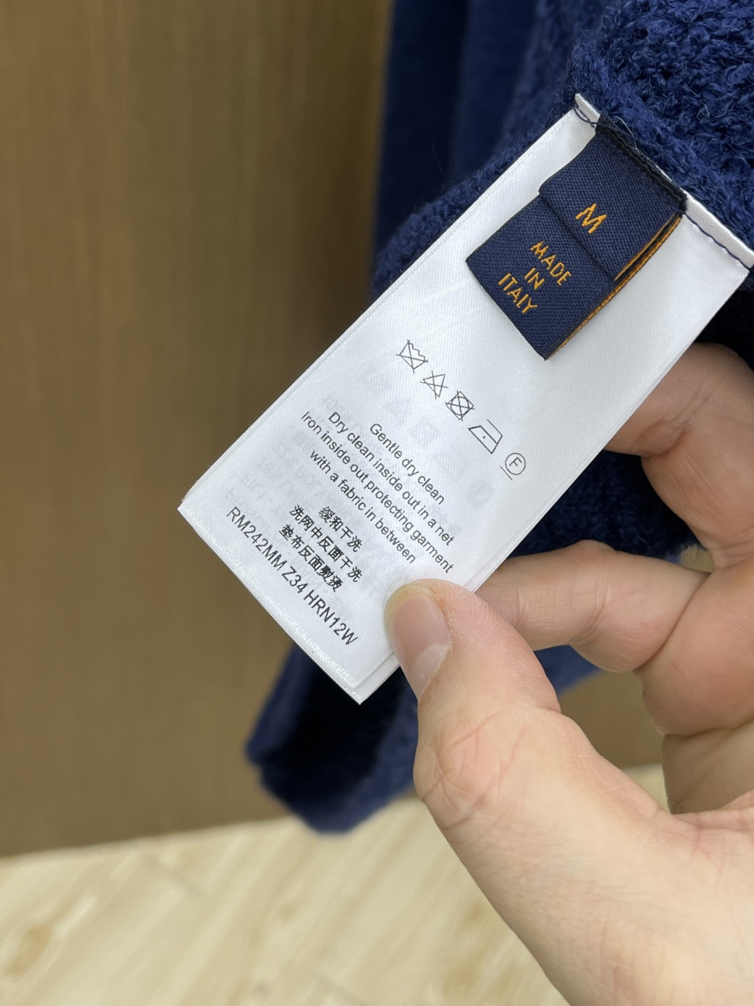 Louis Vitton 经典LV立体提花logo，视觉冲击感拉满，奢牌辨识度一眼即知面料质感：软糯雪尼