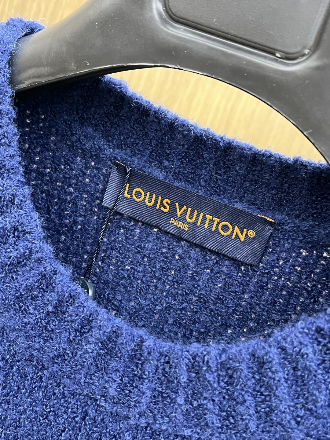 Louis Vitton 经典LV立体提花logo，视觉冲击感拉满，奢牌辨识度一眼即知面料质感：软糯雪尼