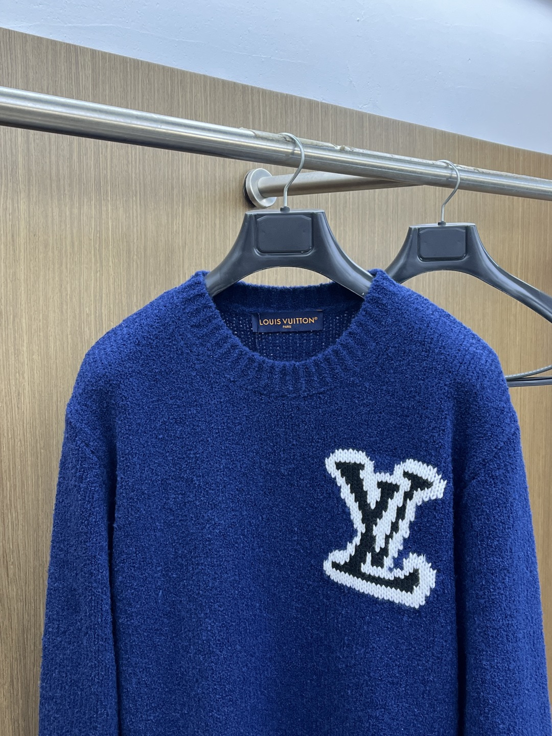 Louis Vitton 经典LV立体提花logo，视觉冲击感拉满，奢牌辨识度一眼即知面料质感：软糯雪尼