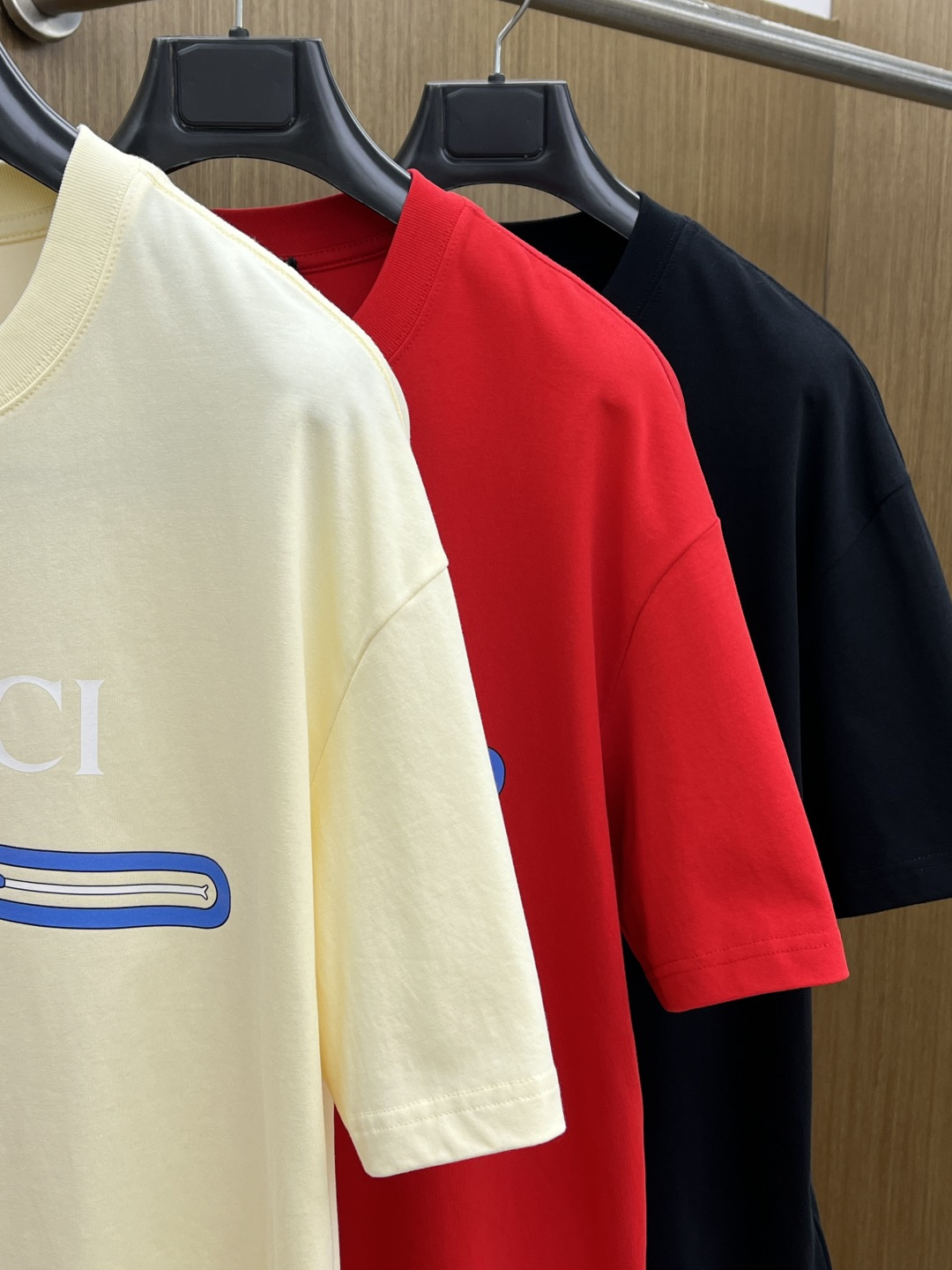 早春 GUC 🔥🔥春夏新款简约字母印花短袖 双纱纯棉面料 多元化搭配 是眼下时尚前沿的创新趋势 复古与现