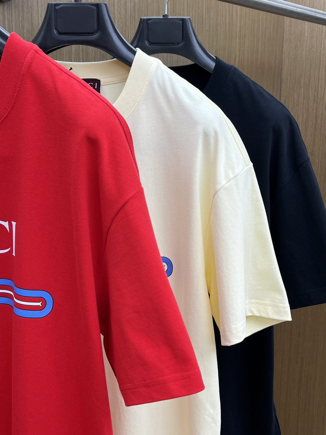 早春 Guc 🔥🔥春夏新款简约字母印花短袖 双纱纯棉面料 多元化搭配 是眼下时尚前沿的创新趋势 复古与现