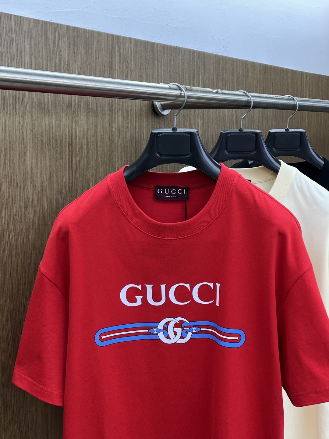 早春 Guc 🔥🔥春夏新款简约字母印花短袖 双纱纯棉面料 多元化搭配 是眼下时尚前沿的创新趋势 复古与现