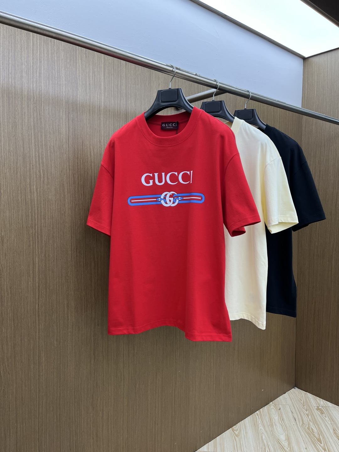 早春 Guc 🔥🔥春夏新款简约字母印花短袖 双纱纯棉面料 多元化搭配 是眼下时尚前沿的创新趋势 复古与现