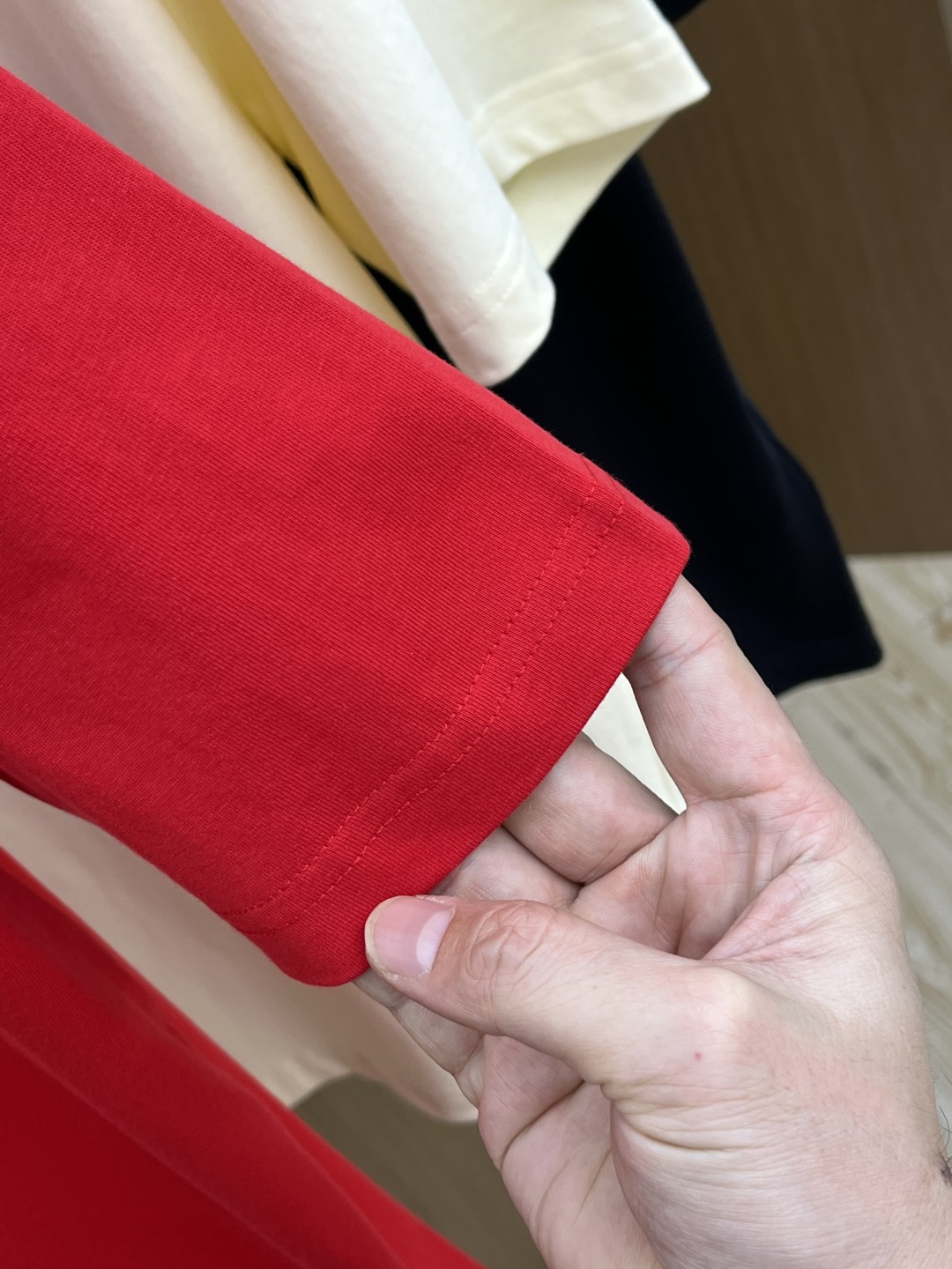 早春 Guc 🔥🔥春夏新款简约字母印花短袖 双纱纯棉面料 多元化搭配 是眼下时尚前沿的创新趋势 复古与现