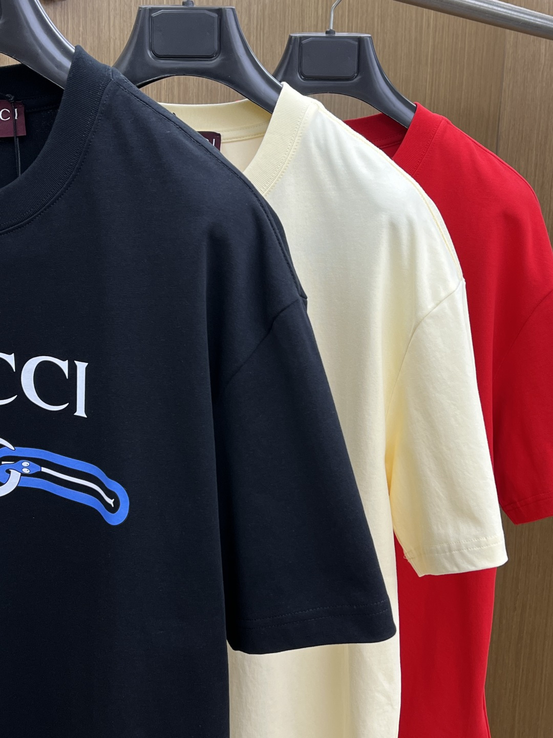 早春 Guc 🔥🔥春夏新款简约字母印花短袖 双纱纯棉面料 多元化搭配 是眼下时尚前沿的创新趋势 复古与现