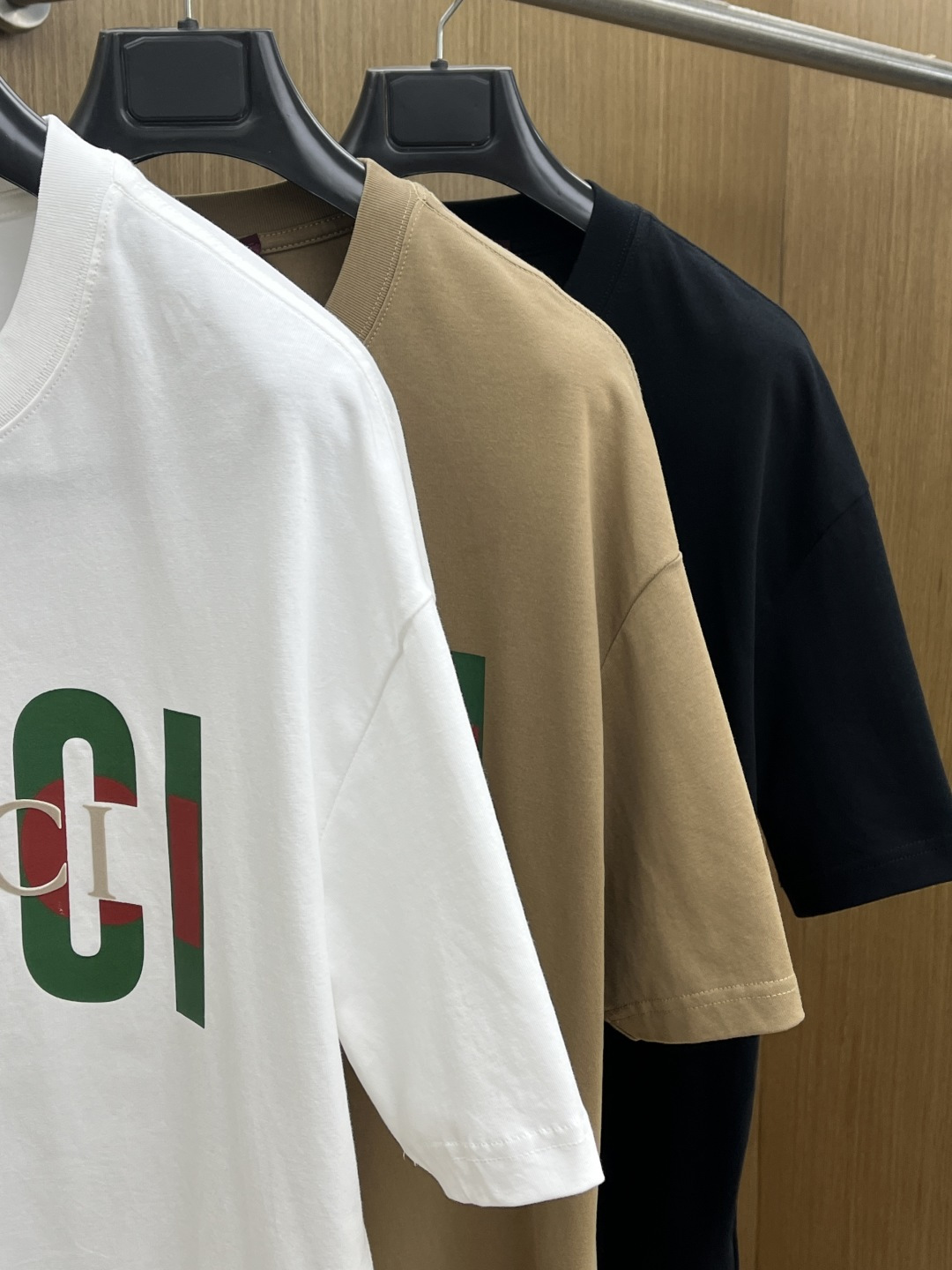 早春 Guc 🔥🔥春夏新款简约字母印花短袖 双纱纯棉面料 多元化搭配 是眼下时尚前沿的创新趋势 复古与现